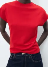 Jersey de punto fino color rojo, con cuello redondo y diseño sin mangas de corte recto.