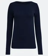 Suéter de punto color rosado, con cuello barco, mangas largas y puños con botones decorativos. El dobladillo también es acanalado.