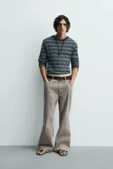 Camiseta de manga larga con cuello redondo, confeccionada en tejido acanalado de algodón con rayas horizontales en tonos azul marino, verde y gris claro.