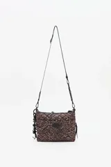 Cartera tipo bandolera con diseño acolchado y estampado animal print. Cuenta con múltiples compartimentos con cierre, correa ajustable con logo y detalle de cadena metálica decorativa y dije colgante con la palabra Lucky.