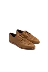 Zapatos acordonados color marrón claro, con capellada de cuero y detalle de calado en la parte delantera.