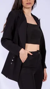 Pantalón de vestir blanco, de corte recto, con bolsillos laterales y traseros.