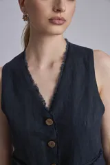 Chaleco azul marino de lino con botones de madera y terminaciones desflecadas.