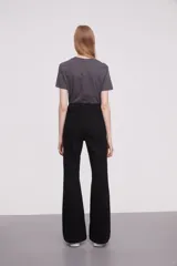 Pantalón Oxford de tiro alto color negro.