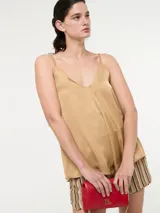 Top de tirantes finos con escote en V, confeccionado en tela satinada con caída fluida.