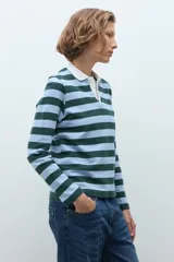 Remera de manga larga con diseño de rayas horizontales en tonos verde inglés y celeste, con cuello polo en color blanco y cierre frontal parcial con botones.