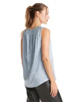 Blusa sin mangas de satén labrado color beige, con cuello a la base fruncido en punto smock.