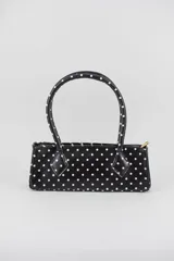 Cartera tipo baguette color negro con textura efecto cocodrilo, diseño alargado, doble asa de mano y cierre superior.