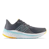 Championes de running New Balance Fresh Foam X Vongo v5, color gris con detalles en celeste y amarillo.