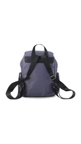 Mochila de nylon color gris azulado, con tapa superior y cierre de broche metálico. Cuenta con un bolsillo frontal con cierre y bolsillos laterales con cierre, además de correas regulables para la espalda y asa superior de mano.