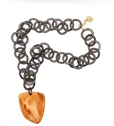 Collar largo con cadena de eslabones de resina color negro grisáceo y dije de resina color salmón.