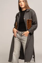 Túnica gris con bolsillos de cuero con estampado animal print.
