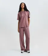 Remera de corte boxy con cuello redondo y mangas cortas. Confeccionada en algodón, presenta un diseño minimalista sin estampas con sisa caída.