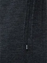 Buzo de lana virgen color gris oscuro, con cuello alto y corte slim fit.