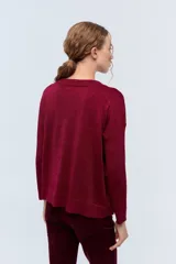 Sweater negro con lurex y escote en V.