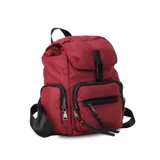Mochila de nylon color bordó con tapa y broche metálico. Tiene apertura superior con broche, bolsillos internos, bolsillo con cierre metálico al frente y laterales. Incluye asas rígidas de mano y correas regulables para colgar en la espalda.