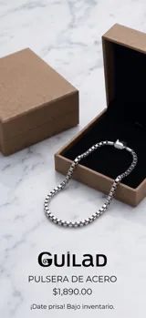 Pulsera de acero inoxidable con eslabones tipo caja y cierre de barril central.