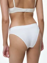 Bombacha tipo bikini de tiro bajo confeccionada en microfibra seamless, diseñada para un ajuste suave y sin marcas. Cuenta con fundillo de algodón para mayor frescura.
