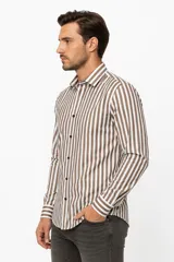 Camisa de viscosa de manga larga para hombre, con diseño de rayas verticales en tonos marrón y blanco, cuello camisero clásico y cierre frontal de botones oscuros.