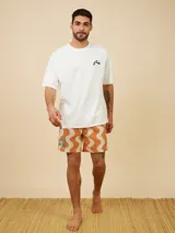 Short de baño con estampado de ondas verticales en tonos gris y violeta, con cintura elástica y cordón de ajuste.