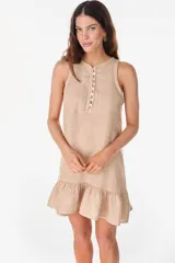 Vestido corto lila de lino, sin mangas, con escote redondo, cartera de botones de nácar en el frente y volado fruncido en el ruedo.