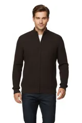 Cardigan de tejido acanalado color marrón, con cuello alto y cierre frontal completo.