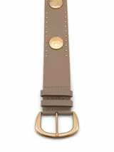Cinto de cuero sintético color beige, con hebilla metálica dorada y detalle de tachas doradas pequeñas y apliques circulares dorados.