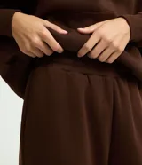 Pantalón jogger de mujer confeccionado en tejido fleece de algodón y poliéster. Presenta un corte holgado con cintura elástica y puños ajustados en el bajo.