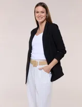 Blazer sastrero liviano de crepé flexible color negro, de silueta semi holgada, corte recto y caída abierta sin botones. Presenta cuello con solapa clásica en muesca delgada y mangas tres cuartos fruncidas.