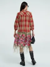 Camisa de manga larga con estampado escocés en tonos rojo y beige, con tul bordado con flores en el ruedo.