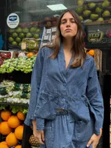 Chaqueta liviana de algodón con efecto denim lavado, cuello sastrero, cierre frontal de dos botones y grandes bolsillos frontales aplicados.