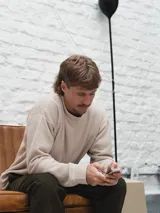 Buzo negro de punto con cuello redondo.