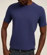 Remera de corte slim con textura acanalada, cuello redondo y mangas cortas. Confeccionada en tejido de algodón, presenta un diseño básico y versátil.