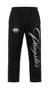 Conjunto deportivo de dos piezas en color bordó, compuesto por un buzo con cierre frontal y capucha, y un pantalón de jogging a juego. Ambas prendas presentan detalles estampados en blanco, incluyendo estrellas, logotipos circulares y tipografía cursiva.