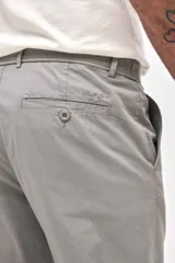 Pantalón chino de gabardina color gris, con corte slim, bolsillos laterales y pretina con elástico.