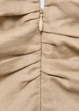 Vestido midi de corte recto y diseño halter, confeccionado en mezcla de lino y viscosa. Presenta cuello polo, cierre frontal con cremallera y detalle de fruncido en la cintura. Cuenta con espalda abierta y una abertura en el bajo delantero.