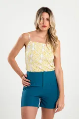 Short de vestir color azul petróleo, de tiro alto y corte recto.