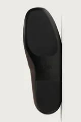 Mocasín casual para hombre, confeccionado en piel con acabado en serraje de color marrón oscuro, con diseño de horma redonda y suela ultrafina.