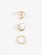 Set de tres anillos de diseño irregular con acabado metálico dorado.