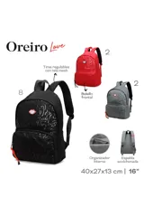 Mochila gris con estampado de letras en relieve, bolsillo frontal con cierre y tirador de cordón rojo. Tiene un parche con el logo de la marca en forma de labios rojos.
