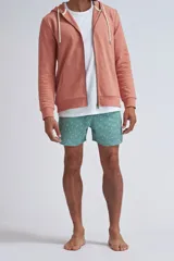 Short de baño de corte clásico con estampado de palmeras pequeñas en color verde. Cuenta con cintura elástica y cordón ajustable.