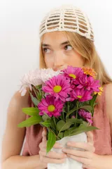 Gorro estilo bucket tejido en crochet con diseño de red, confeccionado en hilo de algodón color crudo.