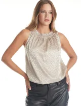Blusa sin mangas de satén labrado color beige, con cuello a la base fruncido en punto smock.