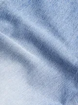 Pantalón de jean celeste de corte recto, con bolsillos delanteros y traseros, trabillas para cinturón y etiqueta de la marca en la parte trasera.