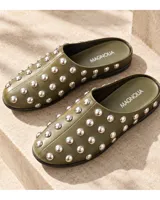 Zuecos de cuero sintético color verde militar, con diseño cerrado y tachas metálicas plateadas en toda la superficie superior.