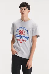 Remera gris de manga corta con cuello redondo y estampado frontal con el logo de Levi's 501 Company en rojo y azul.
