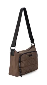Bandolera de diseño práctico y moderno, confeccionada en tela impermeable color verde militar. Presenta un bolsillo frontal con diseño capitoneado geométrico, cierre principal y bolsillo trasero con cierre. Incluye correa ajustable y detalles en negro.