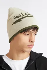 Gorro de invierno reversible Quiksilver, color verde militar con inscripción de la marca en color blanco y una pequeña etiqueta roja con el logo.