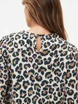 Camisa con estampado animal print de leopardo en tonos marrón, negro y blanco.