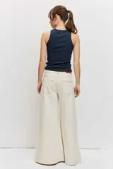 Musculosa blanca de tejido acanalado con cuello redondo y diseño ajustado.